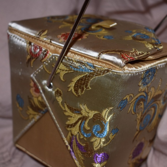 Silk Chinese takeout box clutch - Picture 3 of 3